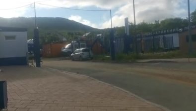 Грузовики выносят грязь с "Горного воздуха" на улицы Южно-Сахалинска