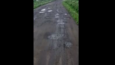 Холмчане пожаловались на грязевое месиво вместо дороги на кладбище