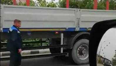 Два грузовика и внедорожник смялись в гармошку в Ново-Александровске