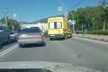В Южно-Сахалинске на место аварии с участием такси приехала скорая