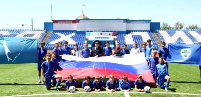 Полицейские и дети поддержали российскую сборную по футболу