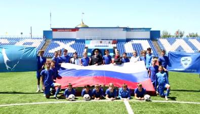 Полицейские и дети поддержали российскую сборную по футболу