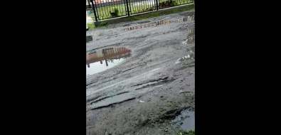 Жителям Востока не нравится разбитая дорога у местной администрации