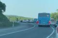 Сахалинцев возмутил водитель автобуса, обгонявший пробку из Анивы по встречке