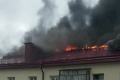 Крыша жилого дома полыхает в Луговом
