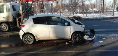 Легковушка догнала автобус на одном из перекрестков в Южно-Сахалинске