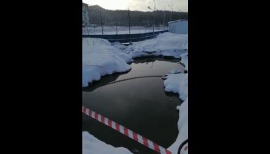 В Чехове вода из лопнувшей трубы образовала озеро