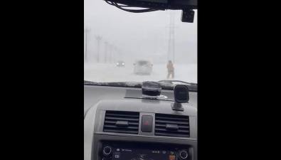 В Южно-Сахалинске машина катает за собой лыжника по дороге