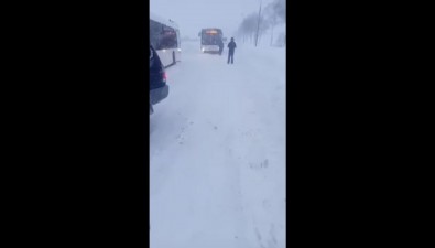 Автобусы с пассажирами массово застряли в снегу по пути в Южно-Сахалинск