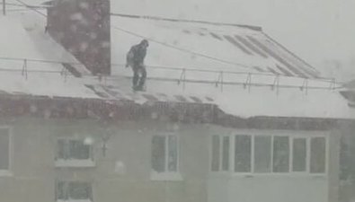 Сахалинец прыгнул с крыши трехэтажки