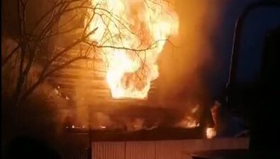 В южно-сахалинском СНТ пылает дом, соседи говорят о взрыве газа