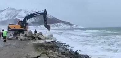 Размытую морем трассу на Сахалине должны отремонтировать до 15 февраля