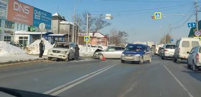 Столкновение двух авто перед "Кораллом" в Южно-Сахалинске спровоцировало пробку