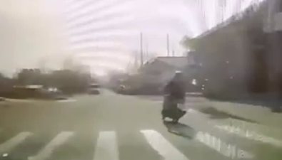 В Южно-Сахалинске невнимательный автомобилист "уронил" сахалинца на мопеде