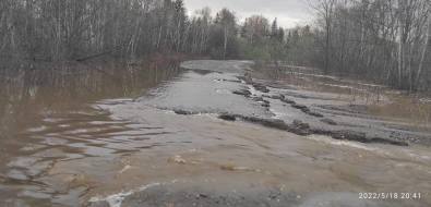 В Смирныховском районе река затопила дорогу и подмыла мосты