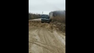 В Ногликском районе дорога превратилась в грязевое месиво