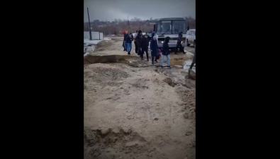 На севере Сахалина разрушенную дорогу к ТЭЦ теперь пересекает ручей