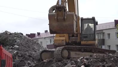 В Южно-Сахалинске приступили к вывозу горы мусора возле гимназии №3