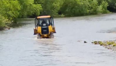 Тракторист решил покататься по реке на Сахалине