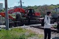 Трал с экскаватором застрял на железнодорожном переезде в Холмске