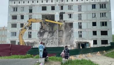В Быкове сносят многострадальный аварийный дом