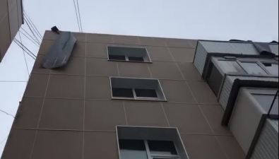 Рулоны стройматериала угрожают рухнуть с крыши на южносахалинцев