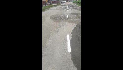 Неопрятную разметку нарисовали по ямам и лужам на одной из улиц Южно-Сахалинска