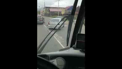 Легковушку после ДТП отбросило на тротуар в Южно-Сахалинске