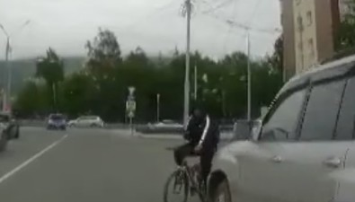 Южносахалинец ищет велосипедиста, который врезался в машину и скрылся