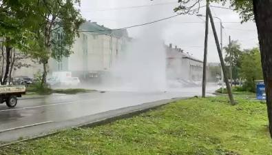 На дороге в Южно-Сахалинске забил фонтан