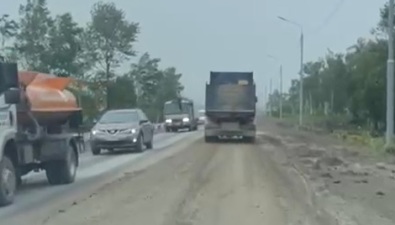 Строители вынесли грязь на проспект Мира в Южно-Сахалинске