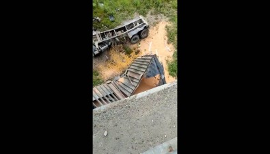 На Сахалине большегруз вылетел с моста, водитель погиб