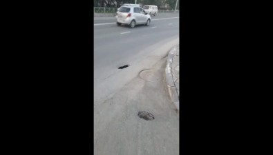 Провал в асфальте подстерегает автомобилистов на Пограничной в Южно-Сахалинске
