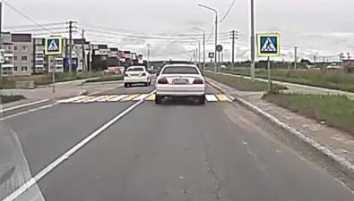 На опасном пешеходном переходе в Новотроицком водители снова нарушают
