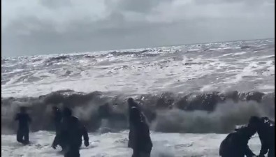 Сахалинцы сообщают о попавших в шторм рыболовах