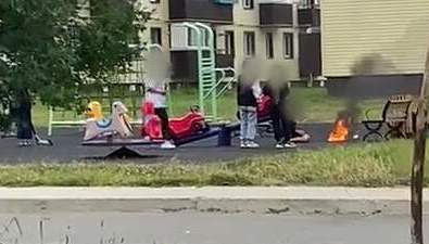 Подростки развели костер на детской площадке в Новом Дальнем