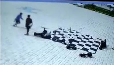 Сахалинские дети расправились с уличными шахматами возле школы