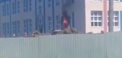В Шахтерске загорелось здание новой школы