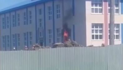 В Шахтерске загорелось здание новой школы