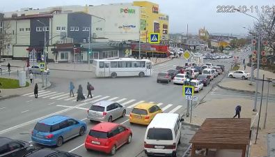 Водитель автобуса за 15 секунд три раза нарушил ПДД в Южно-Сахалинске