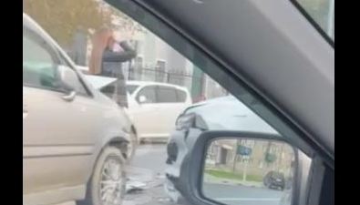 Авария осложнила проезд по перекрестку в Южно-Сахалинске
