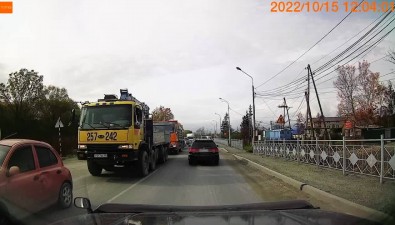 На улице Лесной в Южно-Сахалинске собралась мертвая пробка