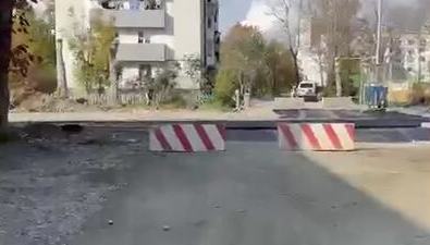 Выезд из переулка Школьного без предупреждения заблокировали на выходные