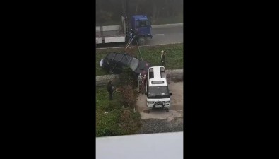 Ночью в Корсакове автомобиль без водителя попал в ДТП