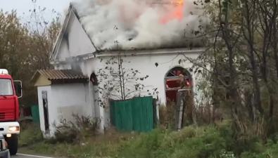 В Поронайске горит здание старой церкви