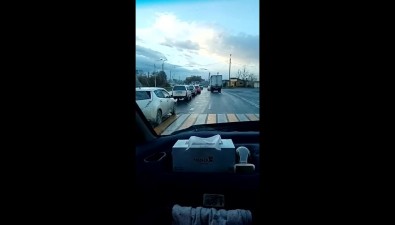 Возле ж/д переезда в Ново-Александровске третий день собирается пробка