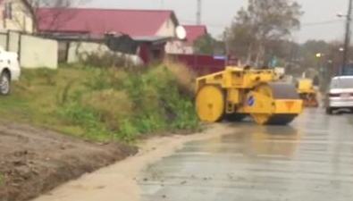 Жители Корсакова жалуются на плохой ремонт дороги