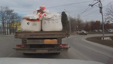 В Южно-Сахалинске внедорожник и легковушка не поделили перекресток