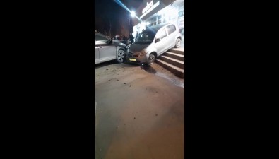 Легковушку отбросило на ступени здания в результате ДТП в Южно-Сахалинске