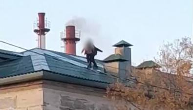 Подростки в Шахтерске катались с крыши дома вместо горки